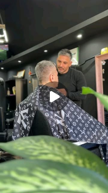 Barbero y cliente en Black Studio