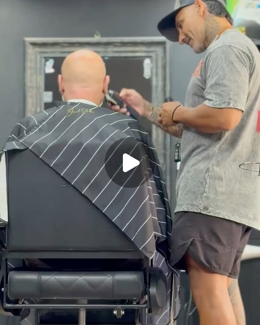 Barbero trabajando en Black Studio