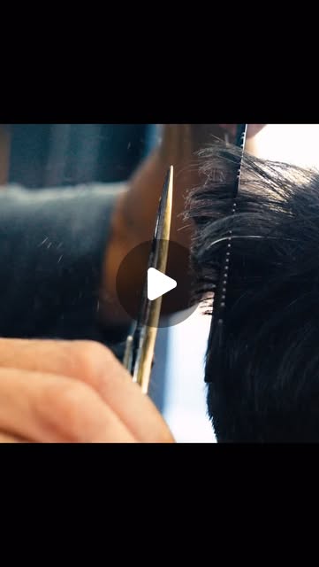 Tijera en un corte de cabello